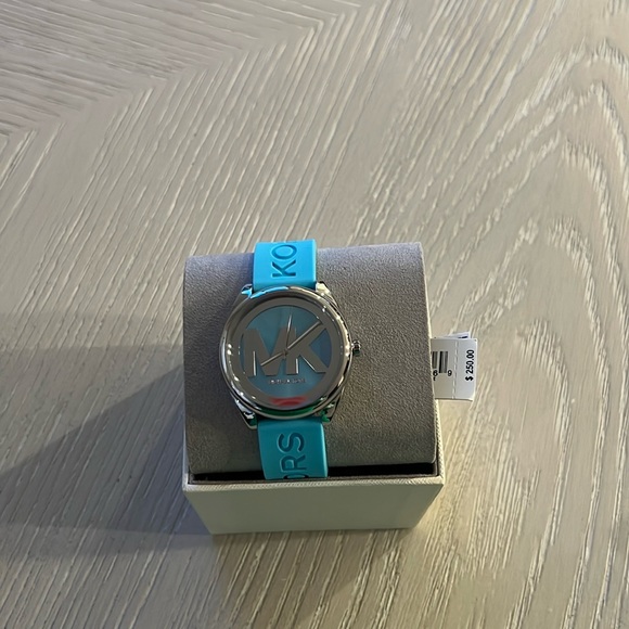 SOLD!!!! NOT FOR SALE!! NWT POWDER BLUE MICHAEL KORS SILICONE BAND WATCH 42mm - Picture 6 of 6